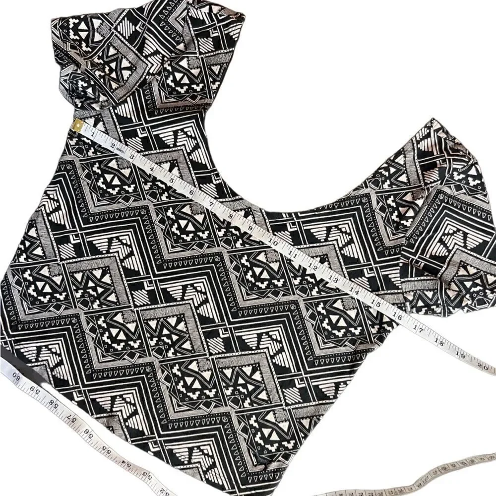Pink Victoria’s Secret Geometric scoop neck crop top size medium Black White